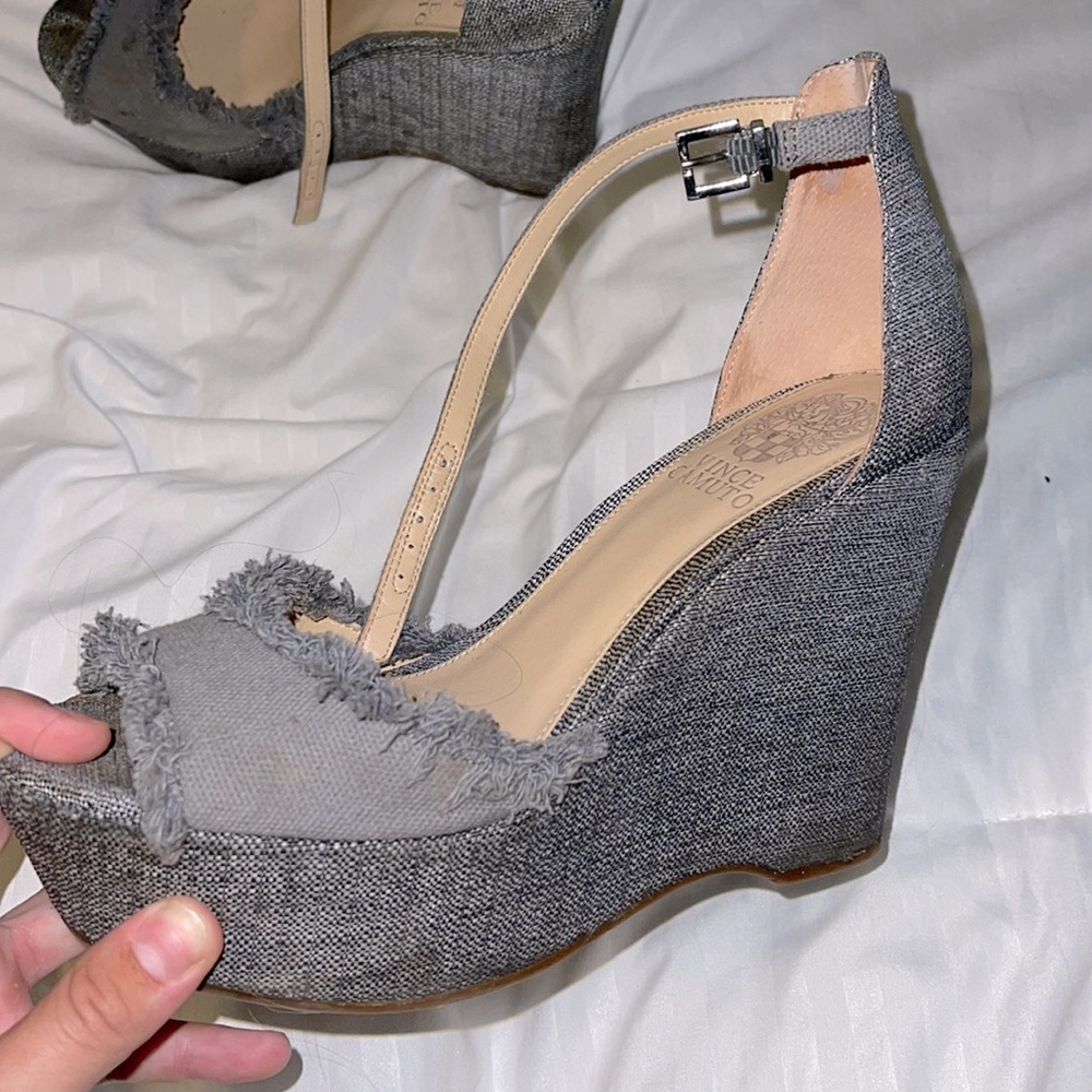 VINCE CAMUTO grey wedge